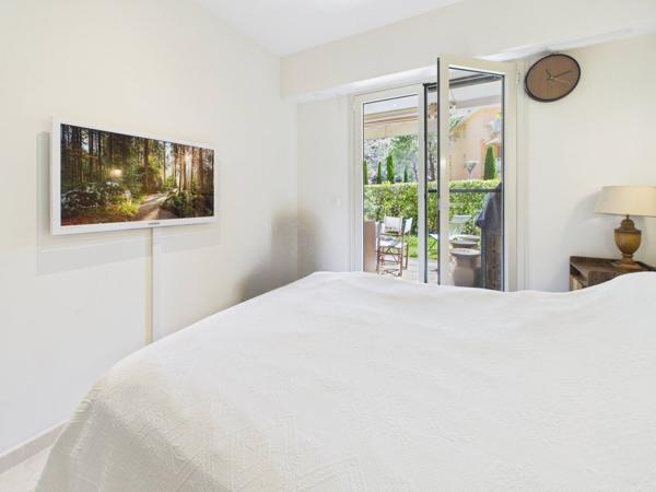 🌴 À VENDRE – BEL APPARTEMENT EN REZ-DE-JARDIN EXPOSITION EST FACE AU PORT DE LA FIGUEIRETTE ⚓