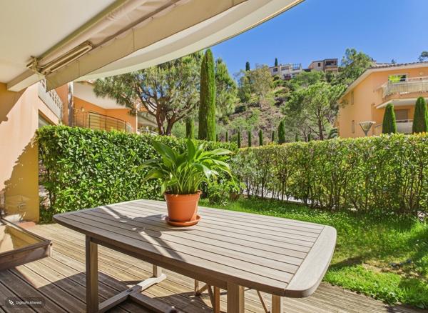 🌴 À VENDRE – BEL APPARTEMENT EN REZ-DE-JARDIN EXPOSITION EST FACE AU PORT DE LA FIGUEIRETTE ⚓