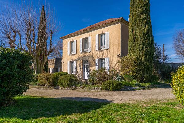 Maison de maître sur terrain constructible de 2640 m² à vendre à Monteux