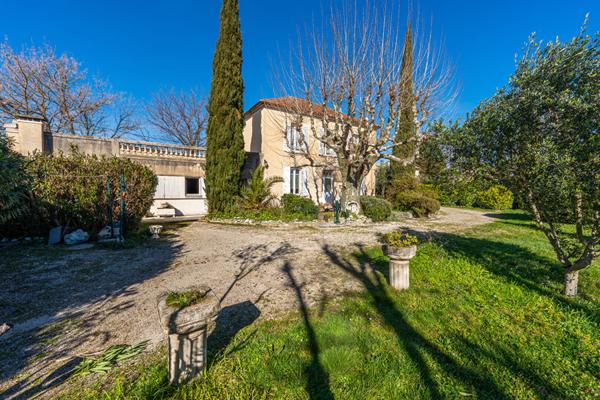 Maison de maître sur terrain constructible de 2640 m² à vendre à Monteux
