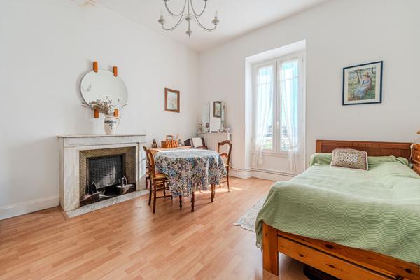 Maison de maître sur terrain constructible de 2640 m² à vendre à Monteux