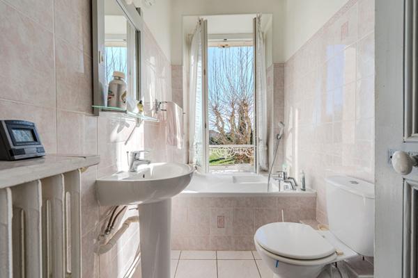 Maison de maître sur terrain constructible de 2640 m² à vendre à Monteux