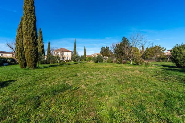 Maison de maître sur terrain constructible de 2640 m² à vendre à Monteux