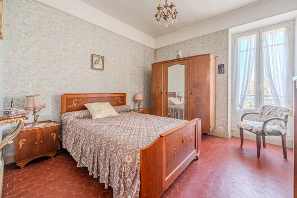 Maison de maître sur terrain constructible de 2640 m² à vendre à Monteux