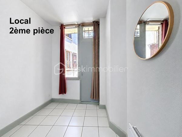Rare à la vente, BON RENDEMMENT LOCATIF dans SECTEUR RECHERCHE, proximité centre hospitalier

Immeuble de rapport:  Local commercial + T1 avec Garage - 

La Tronche, 89 Grande Rue,  je vous propose à la vente un ensemble immobilier :
- Au RDC :
Un local offrant de nombreuses possibilités d'exploitation ( commerce, bureau, profession libérale, activité de service...)
Le local ( de type T2) , bénéficie de deux pièces dont un coin cuisine équipée + une salle d'eau et un toilette. 
Son accès donne directement sur la Rue.

- Au 1er étage :
Un appartement de type T1 rénové, offrant plusieurs possibilités ( Résidence principale, location Airbnb, location longue durée)
Composition: 
-  une cuisine équipée avec balcon donnant sur une cour
-  un salon/ chambre avec balcon
-  une SDB et wc

Un garage est compris dans le prix.

Caractéristiques :``
- Aucune charge
- Chauffage électrique
- rénové

Un bien intéressant pour un investisseur, avec l'opportunité de combiner activité professionnelle et revenus locatifs.