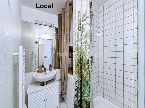 Rare à la vente, BON RENDEMMENT LOCATIF dans SECTEUR RECHERCHE, proximité centre hospitalier

Immeuble de rapport:  Local commercial + T1 avec Garage - 

La Tronche, 89 Grande Rue,  je vous propose à la vente un ensemble immobilier :
- Au RDC :
Un local offrant de nombreuses possibilités d'exploitation ( commerce, bureau, profession libérale, activité de service...)
Le local ( de type T2) , bénéficie de deux pièces dont un coin cuisine équipée + une salle d'eau et un toilette. 
Son accès donne directement sur la Rue.

- Au 1er étage :
Un appartement de type T1 rénové, offrant plusieurs possibilités ( Résidence principale, location Airbnb, location longue durée)
Composition: 
-  une cuisine équipée avec balcon donnant sur une cour
-  un salon/ chambre avec balcon
-  une SDB et wc

Un garage est compris dans le prix.

Caractéristiques :``
- Aucune charge
- Chauffage électrique
- rénové

Un bien intéressant pour un investisseur, avec l'opportunité de combiner activité professionnelle et revenus locatifs.