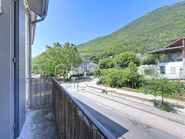 Rare à la vente, BON RENDEMMENT LOCATIF dans SECTEUR RECHERCHE, proximité centre hospitalier

Immeuble de rapport:  Local commercial + T1 avec Garage - 

La Tronche, 89 Grande Rue,  je vous propose à la vente un ensemble immobilier :
- Au RDC :
Un local offrant de nombreuses possibilités d'exploitation ( commerce, bureau, profession libérale, activité de service...)
Le local ( de type T2) , bénéficie de deux pièces dont un coin cuisine équipée + une salle d'eau et un toilette. 
Son accès donne directement sur la Rue.

- Au 1er étage :
Un appartement de type T1 rénové, offrant plusieurs possibilités ( Résidence principale, location Airbnb, location longue durée)
Composition: 
-  une cuisine équipée avec balcon donnant sur une cour
-  un salon/ chambre avec balcon
-  une SDB et wc

Un garage est compris dans le prix.

Caractéristiques :``
- Aucune charge
- Chauffage électrique
- rénové

Un bien intéressant pour un investisseur, avec l'opportunité de combiner activité professionnelle et revenus locatifs.
