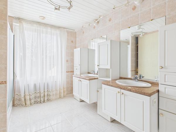 Grande maison familiale avec jardin clos et fort potentiel