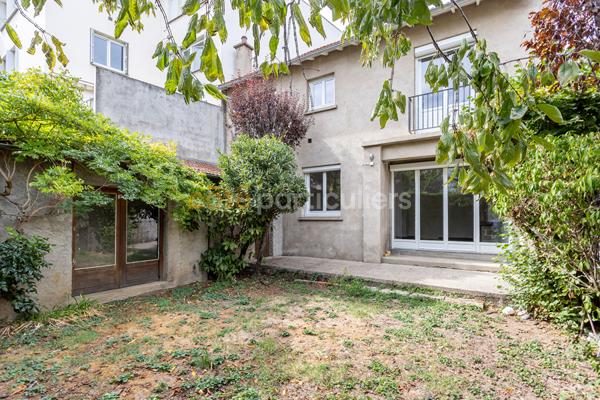 Vente
                Maison197 m² - 8 Pièces -
                    RIOM (63200)