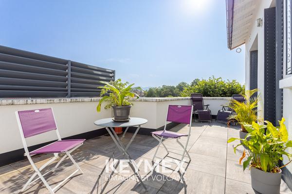 Vente
                Maison197 m² - 8 Pièces -
                    RIOM (63200)