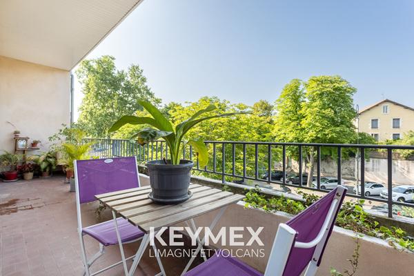 Vente
                Maison197 m² - 8 Pièces -
                    RIOM (63200)