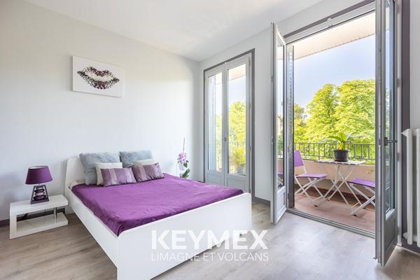Vente
                Maison197 m² - 8 Pièces -
                    RIOM (63200)