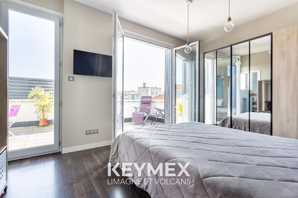 Vente
                Maison197 m² - 8 Pièces -
                    RIOM (63200)