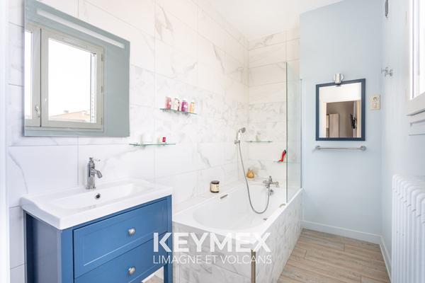 Vente
                Maison197 m² - 8 Pièces -
                    RIOM (63200)