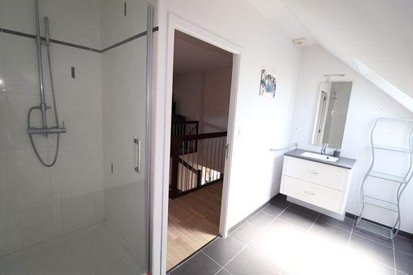 Magnifique maison d'architecte de 2008 de 188m2 avec jardin paysagé et double garage
