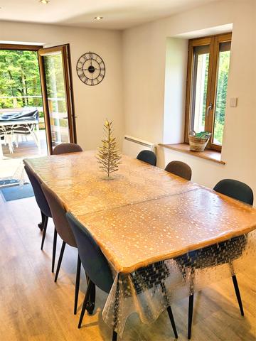 Ventron (88310) Ventron, Vosges. Grande maison mitoyenne de 4 chambres, 3 SDB, terrasse en pilotis avec vue sur rivière.