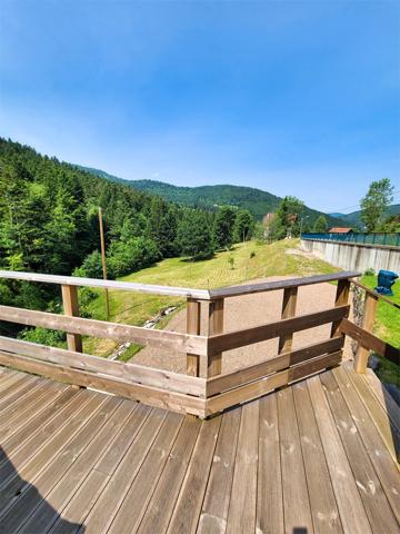 Ventron (88310) Ventron, Vosges. Grande maison mitoyenne de 4 chambres, 3 SDB, terrasse en pilotis avec vue sur rivière.