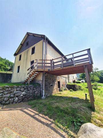 Ventron (88310) Ventron, Vosges. Grande maison mitoyenne de 4 chambres, 3 SDB, terrasse en pilotis avec vue sur rivière.
