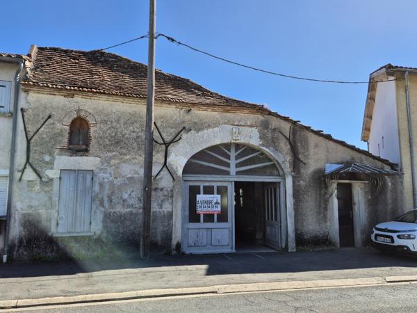 Bâtiment d'environ 215 m² avec jardin en zone urbaine -Parcelle 497 m²