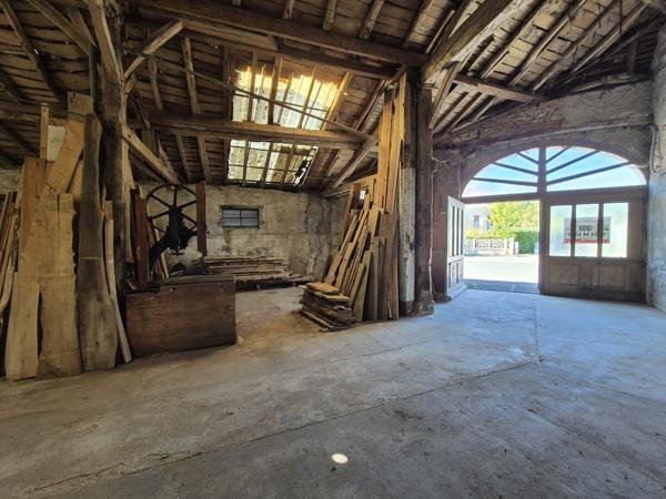 Bâtiment d'environ 215 m² avec jardin en zone urbaine -Parcelle 497 m²