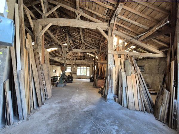 Bâtiment d'environ 215 m² avec jardin en zone urbaine -Parcelle 497 m²