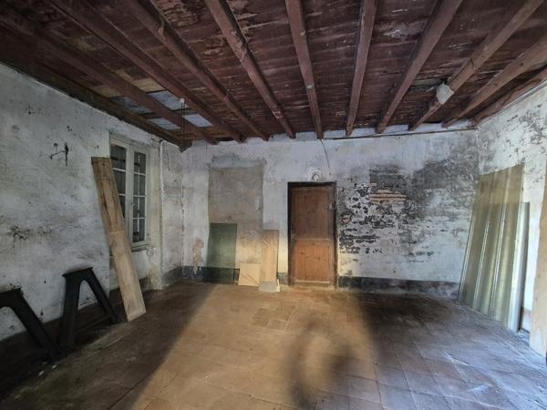 Bâtiment d'environ 215 m² avec jardin en zone urbaine -Parcelle 497 m²