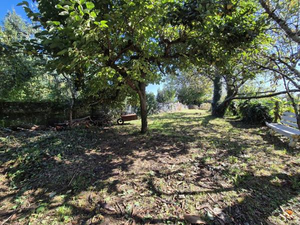 Bâtiment d'environ 215 m² avec jardin en zone urbaine -Parcelle 497 m²