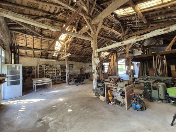 Bâtiment d'environ 215 m² avec jardin en zone urbaine -Parcelle 497 m²