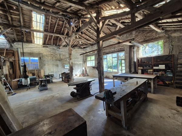 Bâtiment d'environ 215 m² avec jardin en zone urbaine -Parcelle 497 m²