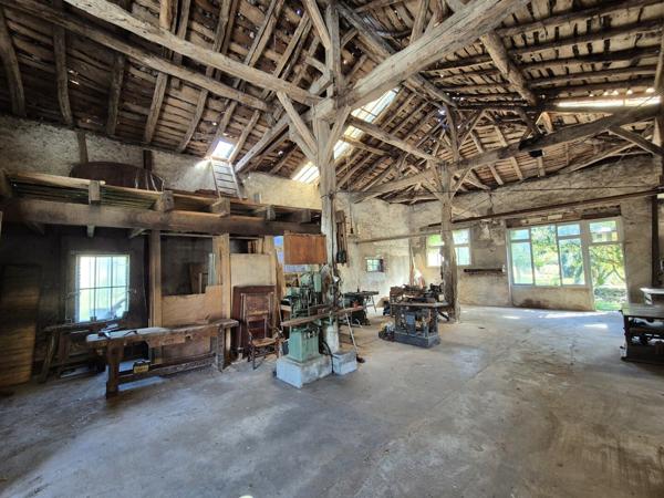 Bâtiment d'environ 215 m² avec jardin en zone urbaine -Parcelle 497 m²