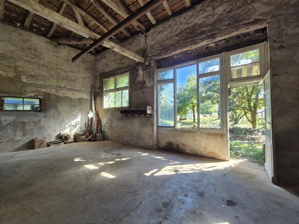 Bâtiment d'environ 215 m² avec jardin en zone urbaine -Parcelle 497 m²