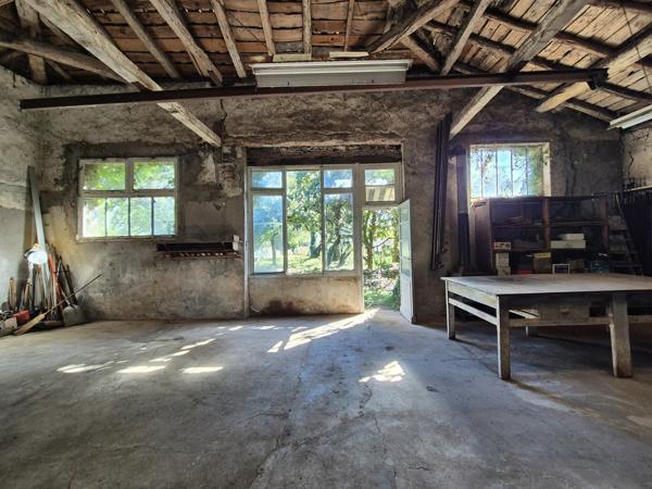 Bâtiment d'environ 215 m² avec jardin en zone urbaine -Parcelle 497 m²