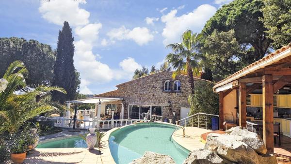 Villa provençale en pierre avec vue mer à Sainte-Maxime