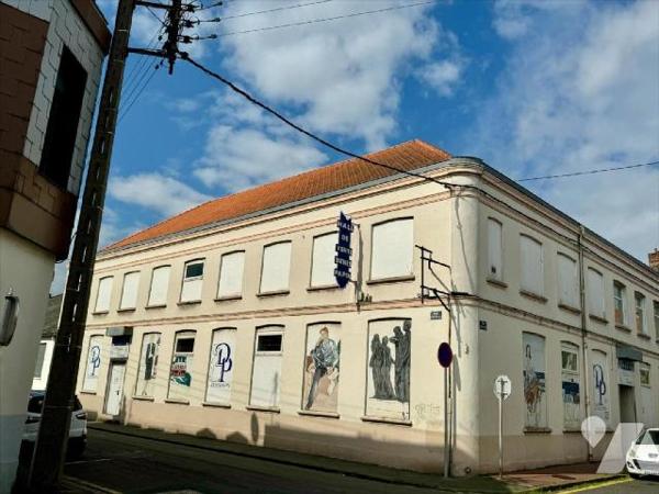 LOCAL PROFESSIONNEL DANS UN IMMEUBLE BIEN ENTRETENU Comprenant sur trois niveaux : Au rez-de-ch...