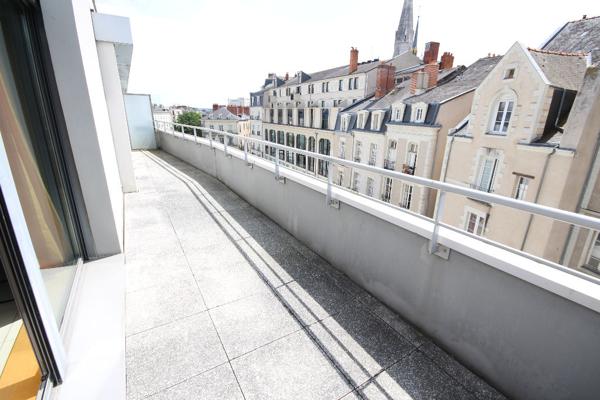 Nantes Centre-ville- T3 meublé avec 2 places de parking avec terrasse