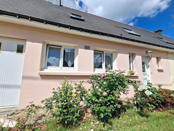 HAUTE VILLE - Maison d'habitation composée d'une entrée avec rangement, WC, salon/séjour, cuisi...