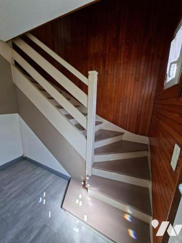 HAUTE VILLE - Maison d'habitation composée d'une entrée avec rangement, WC, salon/séjour, cuisi...