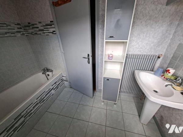 HAUTE VILLE - Maison d'habitation composée d'une entrée avec rangement, WC, salon/séjour, cuisi...