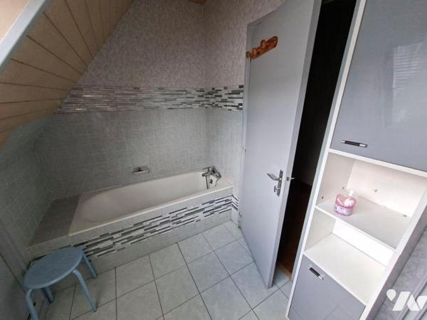 HAUTE VILLE - Maison d'habitation composée d'une entrée avec rangement, WC, salon/séjour, cuisi...