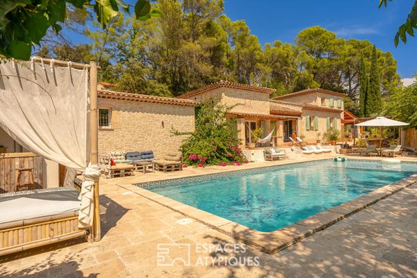 Maison de caractère, rivière en toile de fond