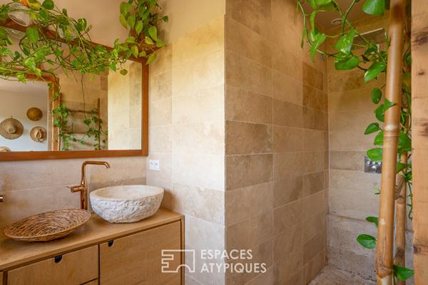 Maison de caractère, rivière en toile de fond