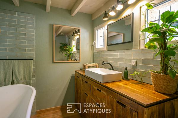 Maison de caractère, rivière en toile de fond