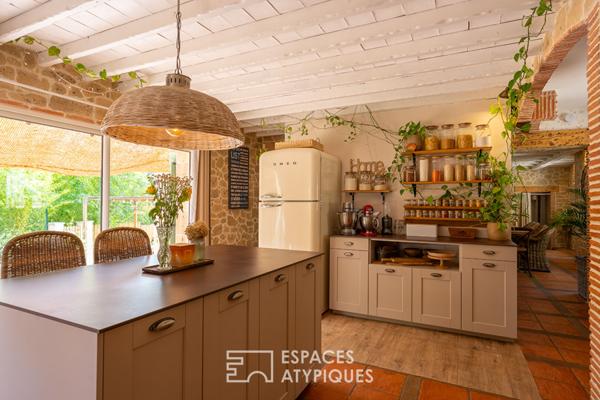 Maison de caractère, rivière en toile de fond