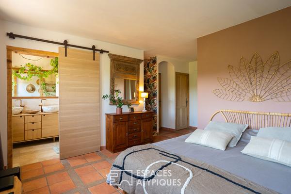 Maison de caractère, rivière en toile de fond