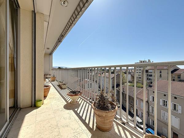 FAVENTINES -Magnifique appartement  très lumineux 120 m² balcon et stationnement