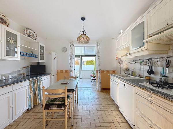 Maison familiale, 4 chambres, plain-pied, garage, véranda, proche commodités et mer - Locmiquélic.