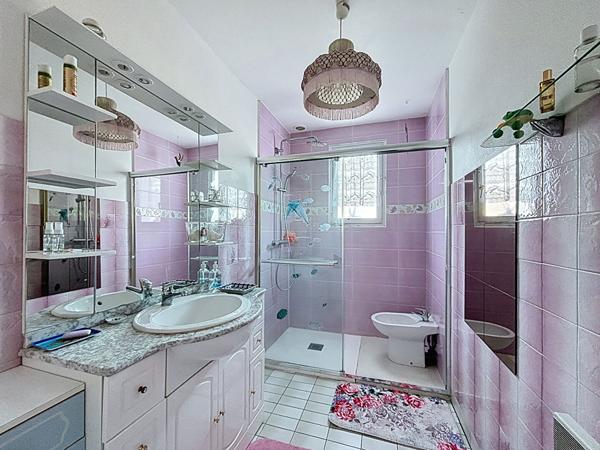 Maison familiale, 4 chambres, plain-pied, garage, véranda, proche commodités et mer - Locmiquélic.