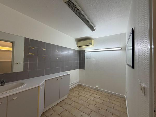 AIX EN PROVENCE -  A LOUER - LOCAL PROFFESIONNEL / COMMERCIAL - 262.80
