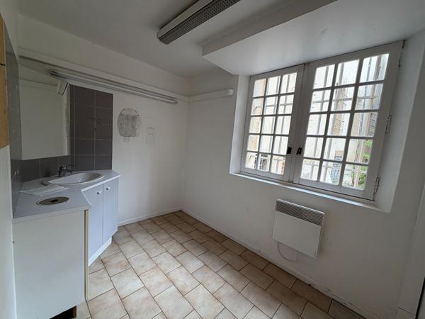 AIX EN PROVENCE -  A LOUER - LOCAL PROFFESIONNEL / COMMERCIAL - 262.80