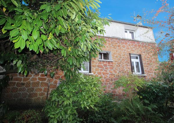 À Brunoy, dans un secteur agréable, découvrez cette maison pleine de potentiel d’environ 48 m², édifiée sur un
